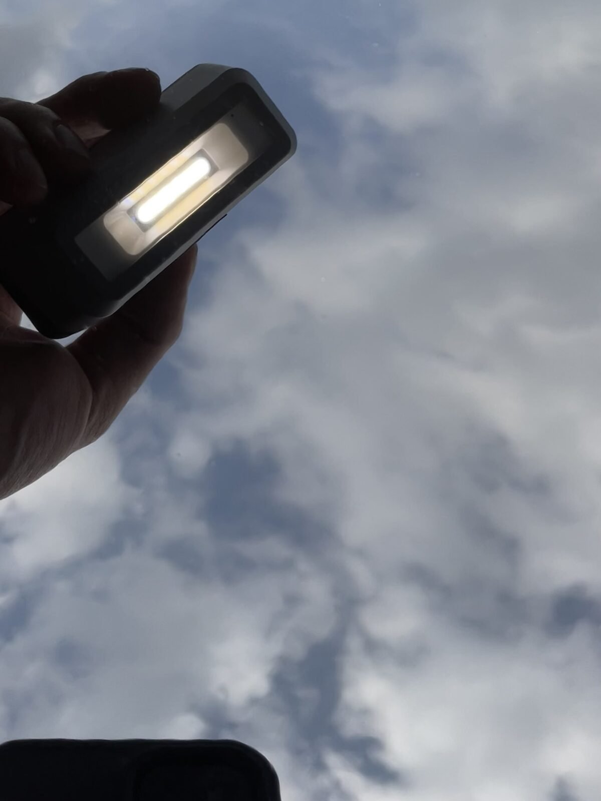 Derselbe Lack nach der Aufbereitung: Wolken und Himmel spiegeln sich klar, die Lampe zeichnet sich sauber ab